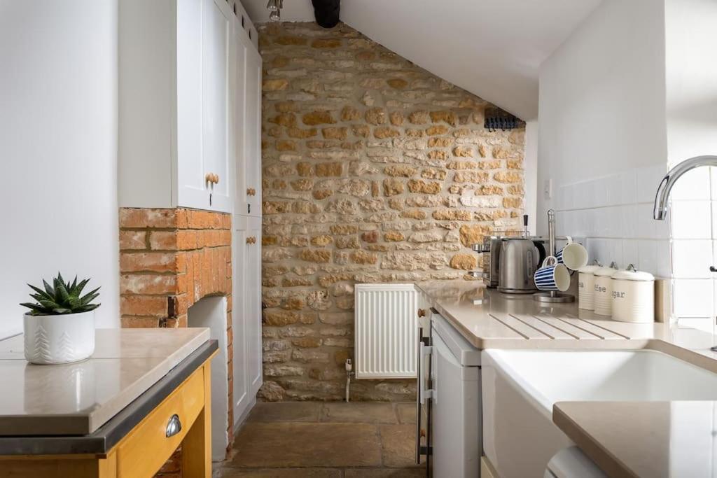 Charming 17Th Century Cotswold Cottage Adlestrop Exterior foto